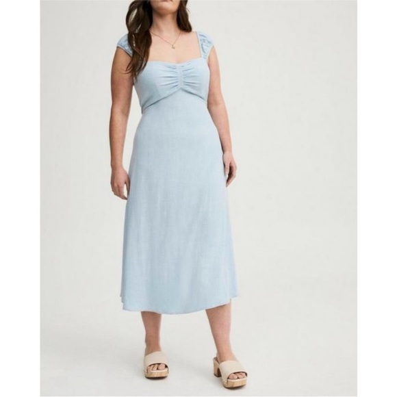 torrid Dresses & Skirts - Torrid Midi Wash Chambray Ruched Front Dress Light Blue Size 1X NWT